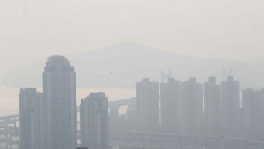 사실상 올해 '집값잡기'에 실패한 정부의 부동산 정책이 연말까지 엇나가고 있다. 정부가 지난달 조정대상지역을 해제한 부산 '해·수·동'이 유례없는 신고가 행진을 이어가면서 3년간 이어왔던 조정지역 효과 마저 물거품이 됐다. 사진은 부산 해운대 및 수영구 일대 아파트 단지들의 모습. <연합뉴스>